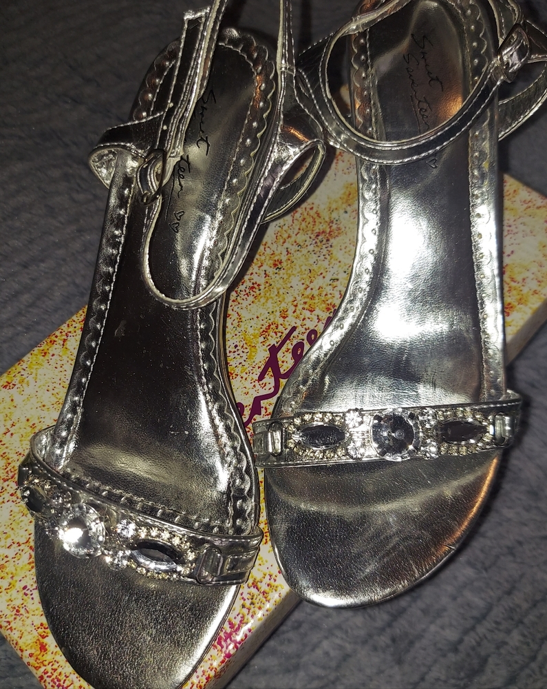 🦋Sweet Seventeen Silver w clear Rhinestones 3" heels- Size 6 Ladies- NWOT
